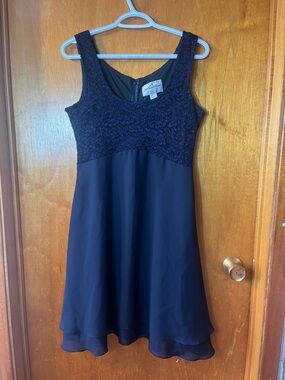 Woman’s Lindor Sleeveless Navy Lace Bodice Midi Dress 12